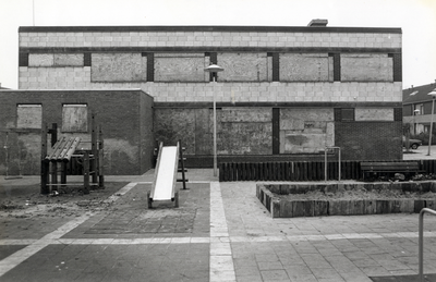 108681 Gezicht op het Buurthuis Fruitbuurt (Nieuwlichtstraat 59) te Utrecht. Het pand is dichtgetimmerd vanwege een ...